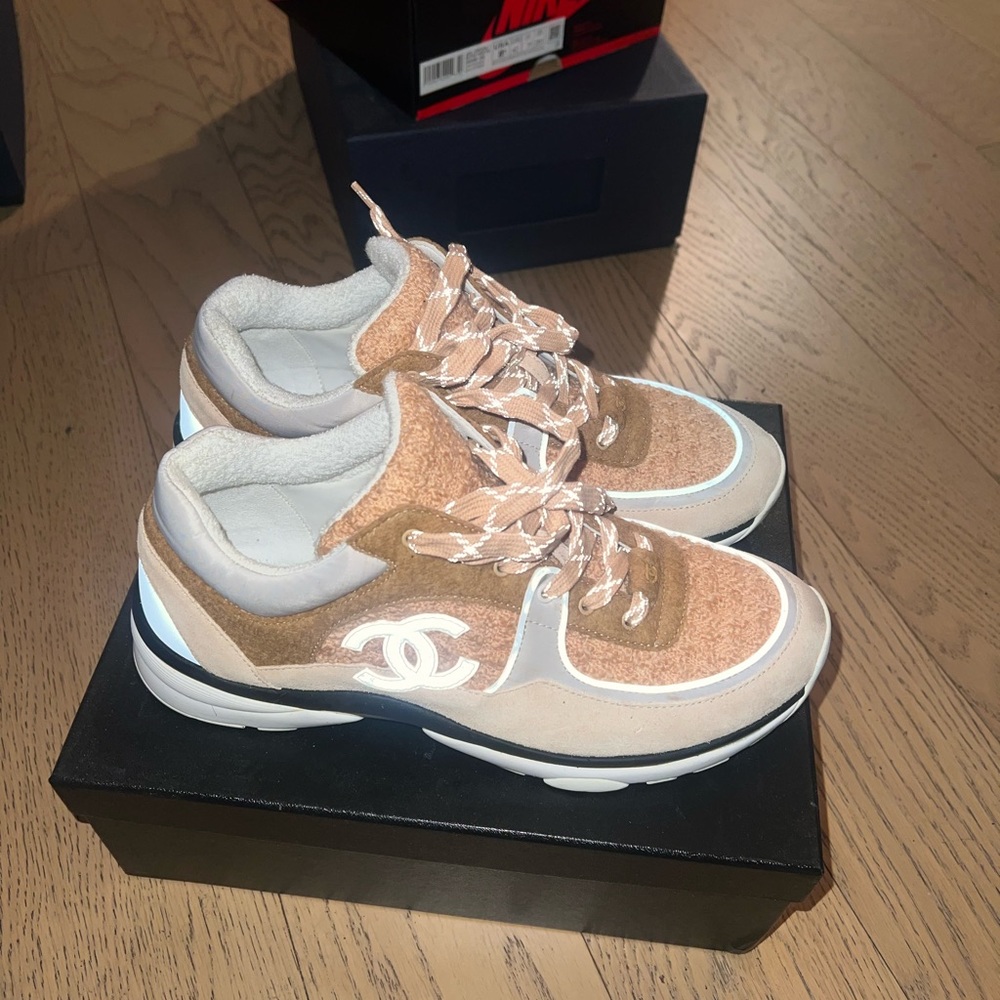 CHANEL SNEAKER GENTLY WORN SIZE 42